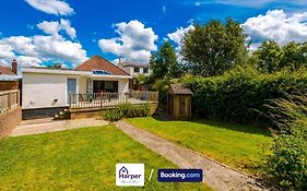 Spacious Detached Bungalow By Harperletting Short Lets & Serviced Accommodation Buckely With Pool Table & Driveway